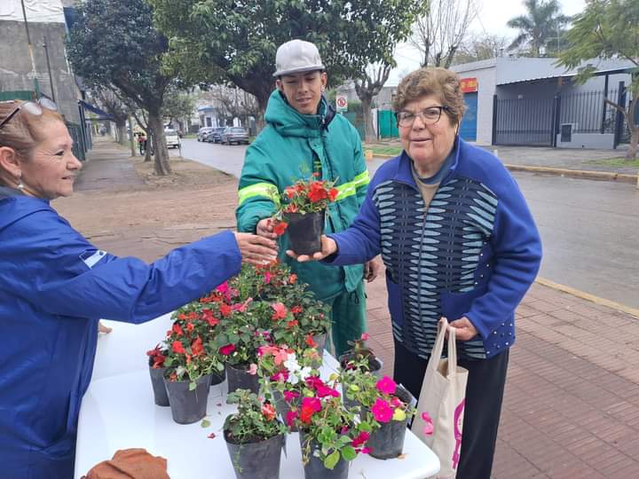 Merlo: Vecinos recibieron plantines por el Día de la Primavera 