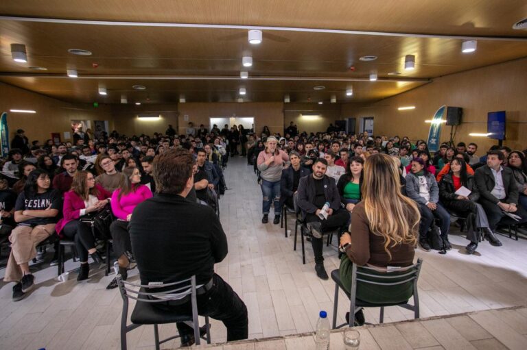 La Matanza: Fernando Espinoza y Lorena Brito dieron una charla en el CUDI