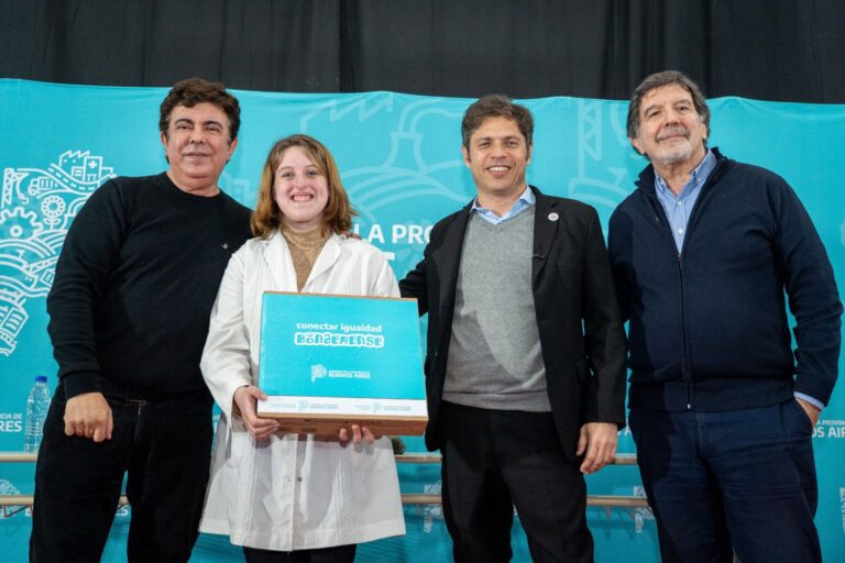 Fernando Espinoza y Axel Kicillof entregaron mil notebooks a estudiantes de La Matanza