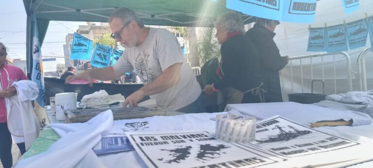 Realizan estampados y serigrafías de Malvinas en la plaza de San Justo