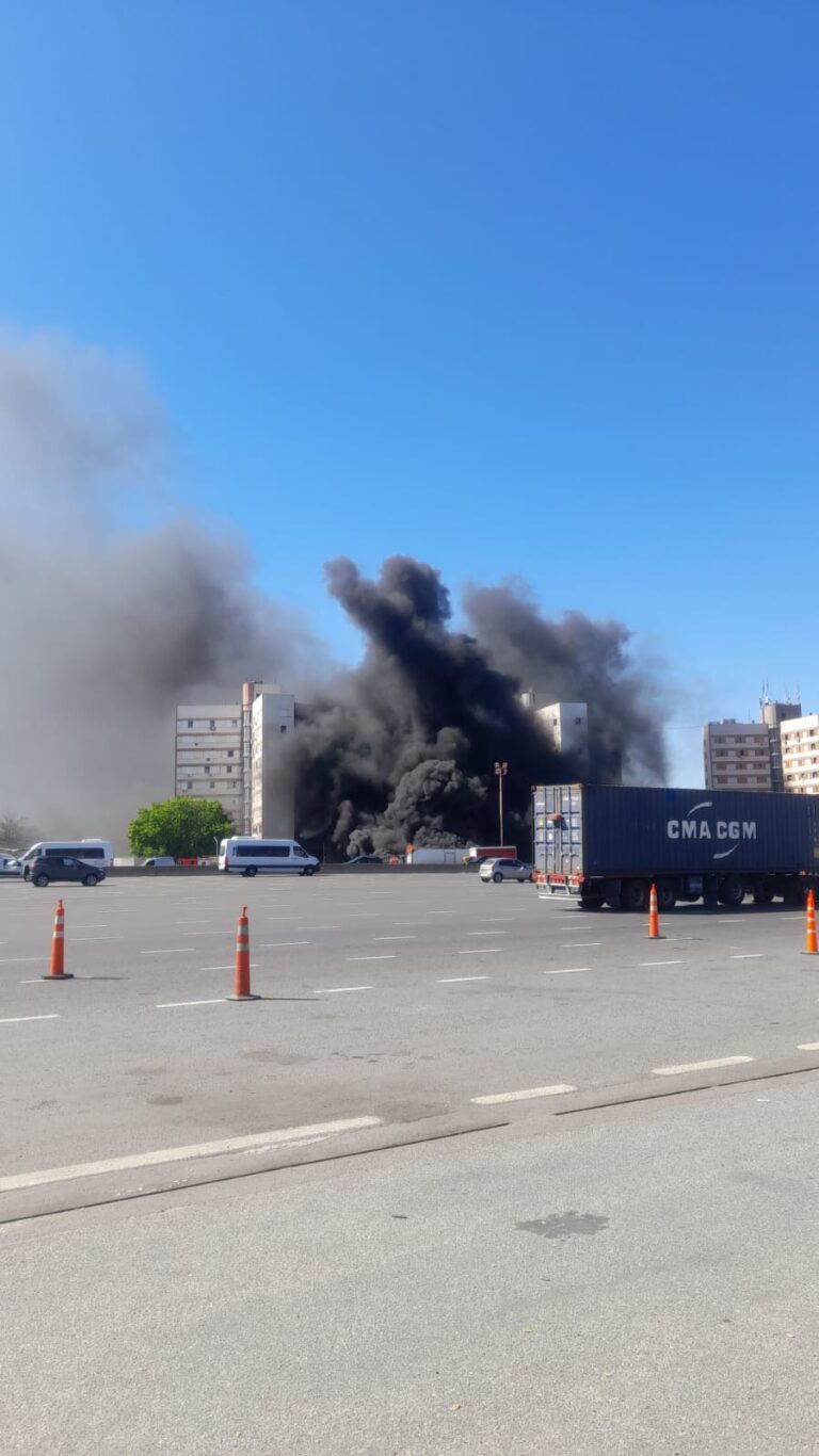 Se incendió un camión en Villa Celina