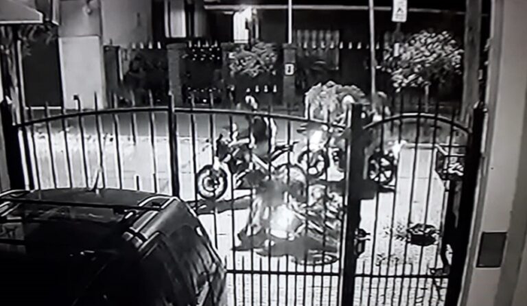 Aldo Bonzi: Una banda de motochorros asaltó a un vecino en la puerta de su casa