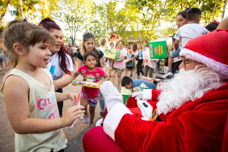 Con cientos de regalos, Papá Noel recorre La Matanza y renueva la ilusión de las niñas y niños