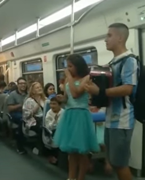 Merlo: Los pasajeros del tren Sarmiento le cantaron el feliz cumpleaños a una adolescente