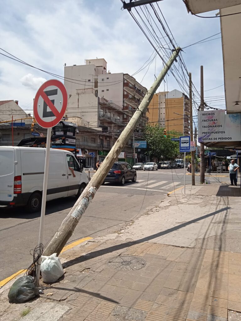 Tapiales: Cayó un poste con cables en Altolaguirre