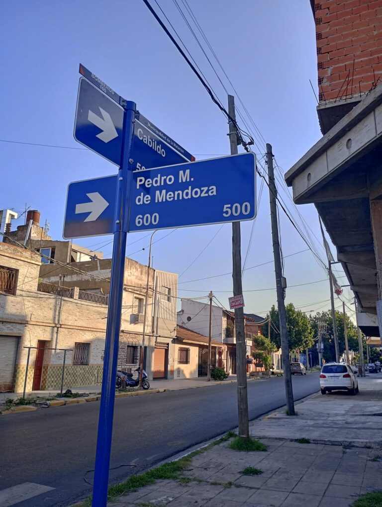 Villa Madero: Insólito error en un cartel de señalización