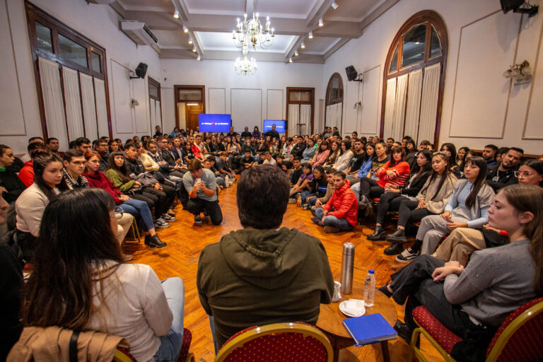 Fernando Espinoza participó de un encuentro con jóvenes estudiantes en La Matanza