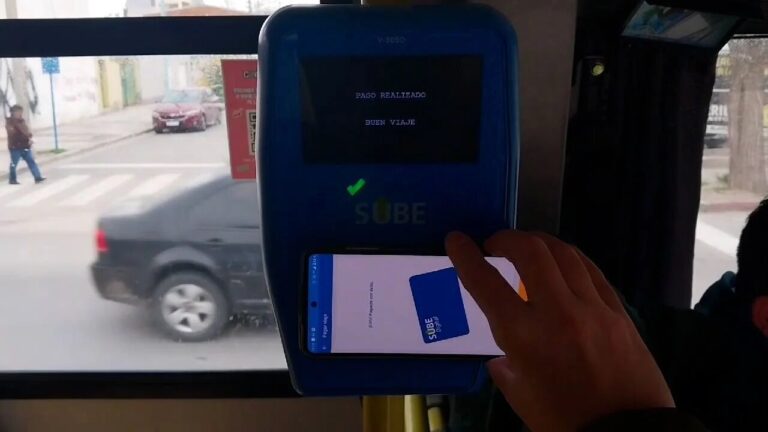 Una empresa de transporte suma el pago de boleto por celular a modo de prueba