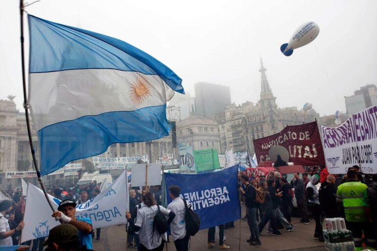 Sindicalistas ferroviarios de la línea Belgrano Sur se suman a la marcha contra la Ley Bases